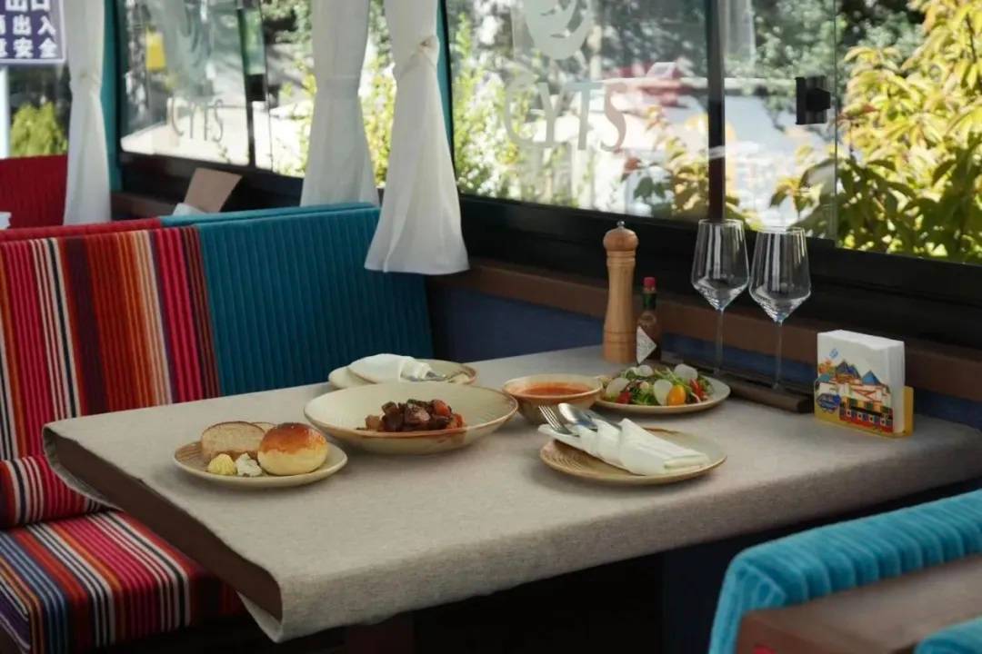 Double-Decker Gourmet Theme Sightseeing Bus